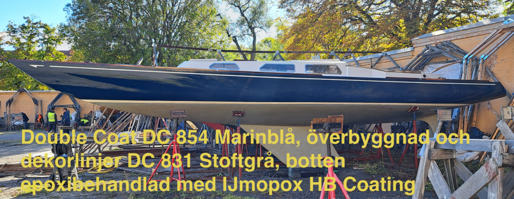 Lotus segelbåt målad med sträckfärg Double Coat DC 854 Marinblå, dekorlinjer RAL 9010, överbyggnad DC 831 Stoftgrå