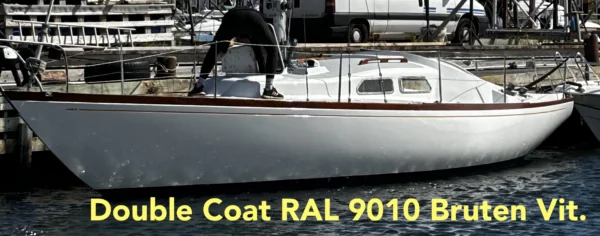 Segelbåt målad med bruten vit sträckfärg Double Coat.