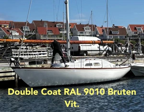 If segelbåt rollad med sträckfärg Double Coat i RAL 9010 bruten vit, stockholmsvit