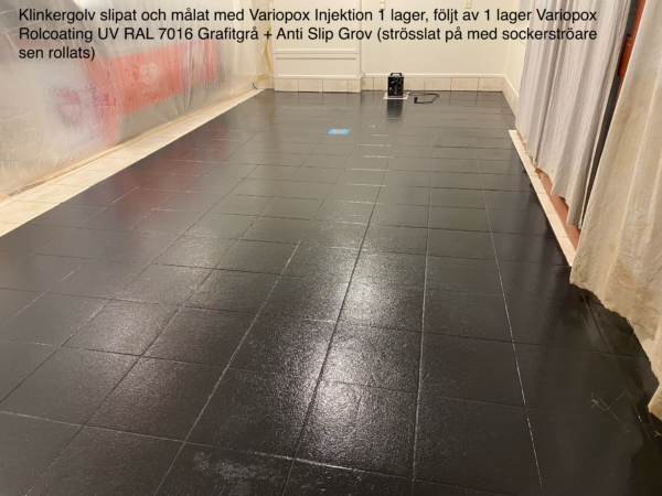 Klinker golv målat med epoxifärg och halkskydd, Variopox Rolcoating och Anti Slip Grov blir en halkskyddsfärg